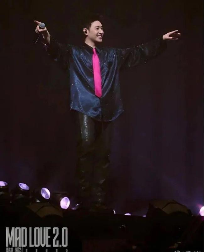 潘玮柏终于实现在演唱会吃面了 面条狂魔的逆袭