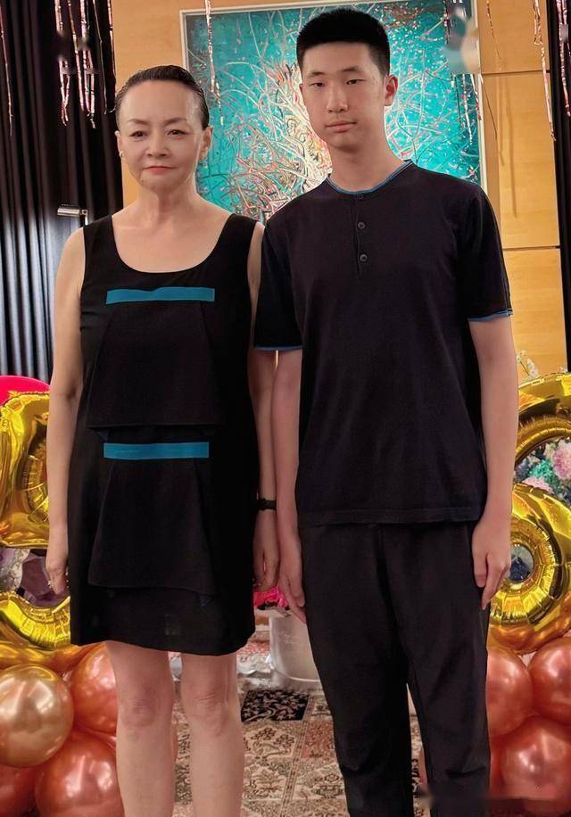 宋丹丹和林永健儿子一起庆生 温馨同框许愿