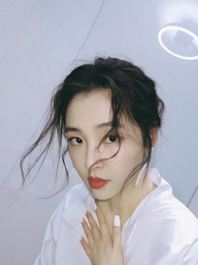 32岁吴倩带娃被偶遇，俏皮打扮没妈味，离婚后变回少女