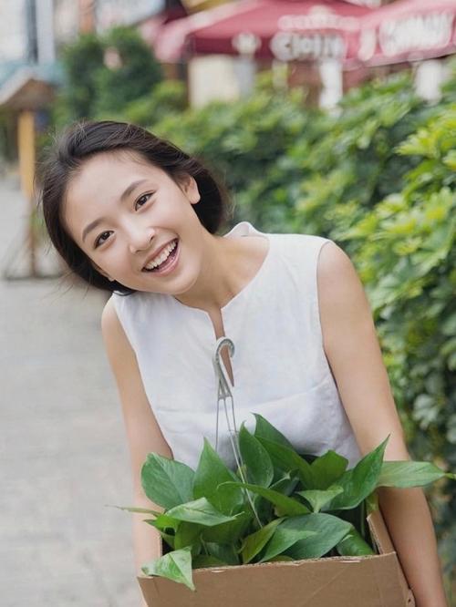 32岁吴倩带娃被偶遇，俏皮打扮没妈味，离婚后变回少女