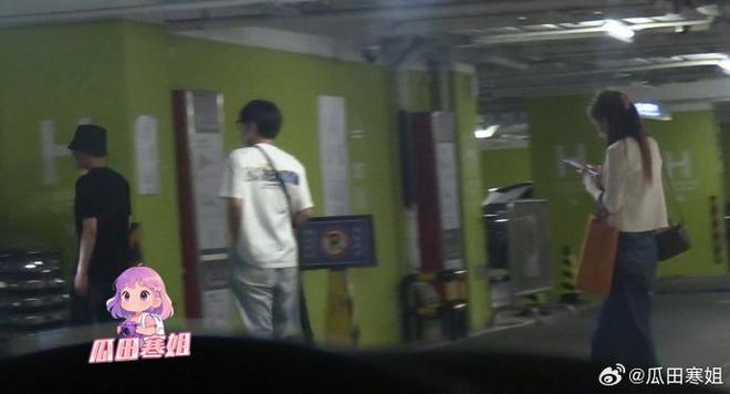 冯绍峰带女友逛街，两人一前一后，风格趋于平淡日常