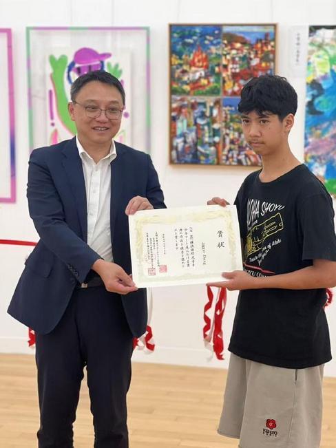 郑钧14岁儿子被吐槽长相，刘芸霸气护娃，晒九宫格帅照打脸网友