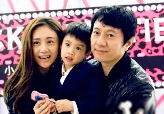 郑钧14岁儿子被吐槽长相，刘芸霸气护娃，晒九宫格帅照打脸网友