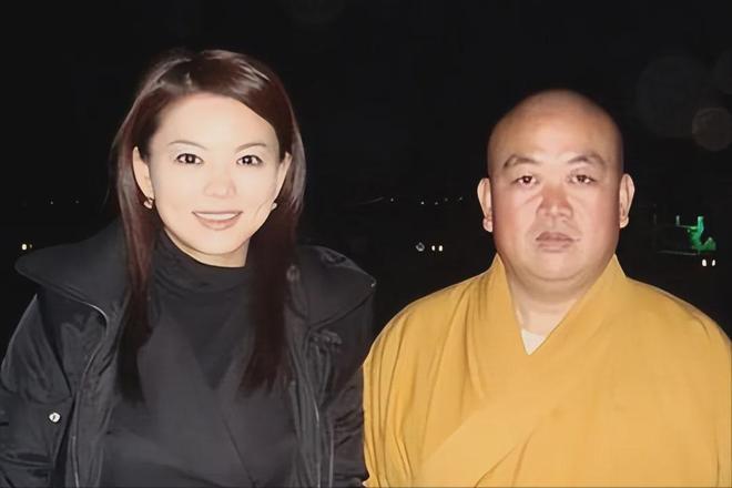 释永信塌房后，最先被牵连的竟是女明星的“黑丝短裙照”…