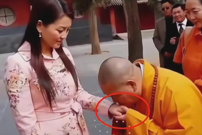 释永信塌房后，最先被牵连的竟是女明星的“黑丝短裙照”…