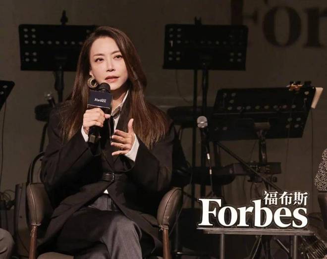 巨星背后的女人，状态超顶！