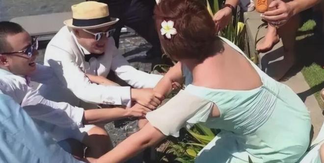 伴娘门过去9年了，包贝尔包文婧都生二胎了，柳岩却还深陷影响中