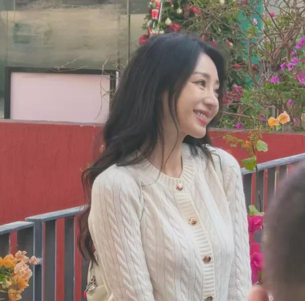 伴娘门过去9年了，包贝尔包文婧都生二胎了，柳岩却还深陷影响中