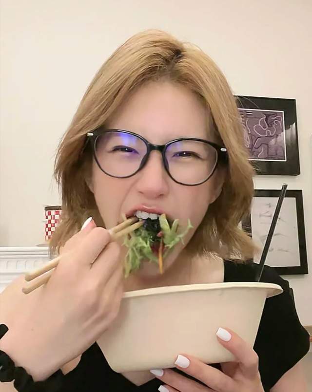 赵露思直播逻辑混乱，医生曾诊断患癔症，还多次破防引导网暴素人