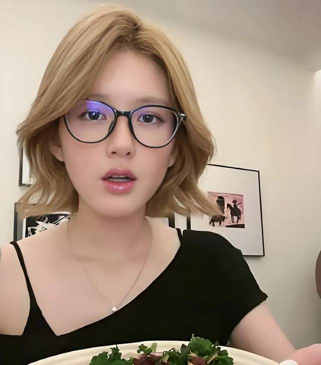 赵露思直播逻辑混乱，医生曾诊断患癔症，还多次破防引导网暴素人