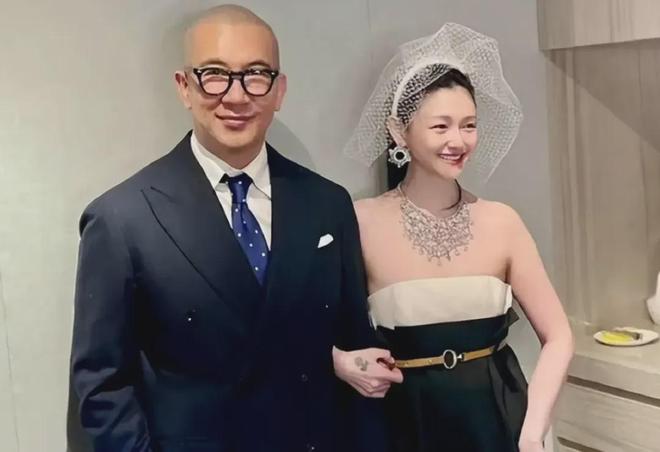 具俊晔摆在大S墓地合影曝光，亲吻妻子额头，工作人员曝真实情况