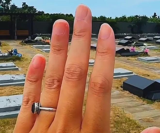 具俊晔摆在大S墓地合影曝光，亲吻妻子额头，工作人员曝真实情况