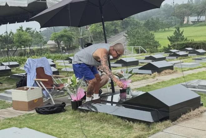 具俊晔摆在大S墓地合影曝光，亲吻妻子额头，工作人员曝真实情况
