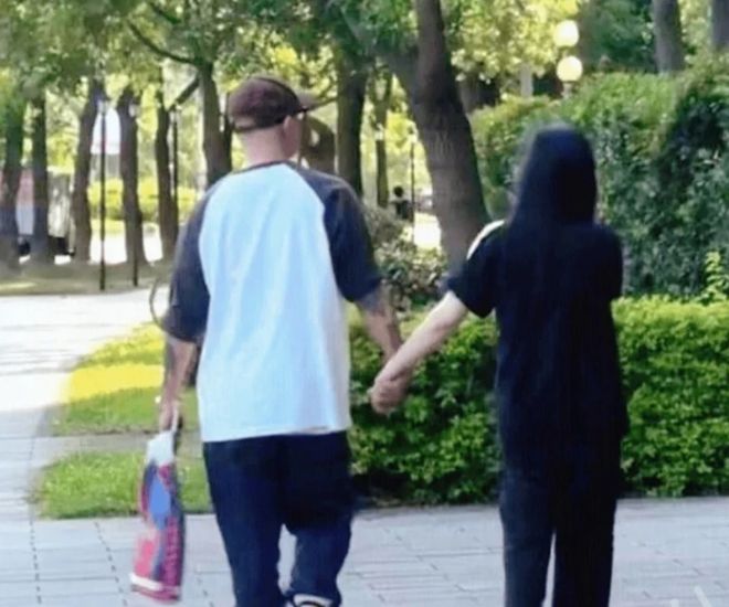 具俊晔摆在大S墓地合影曝光，亲吻妻子额头，工作人员曝真实情况