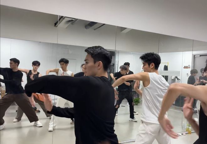 勇闯团播的年轻人：顶着好奇与误解，渴望给自己打一束光