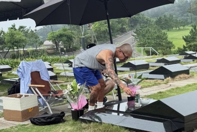 大S墓碑竟是无名碑！具俊晔把情侣纹身刻碑上，墓碑成爱情纪念品