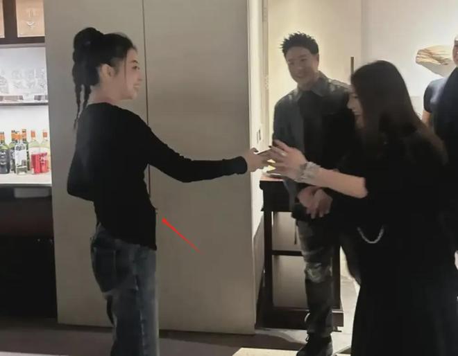 宣云为潘玮柏庆生，首晒女儿正脸照，长得像爸又像妈，还辟谣二胎