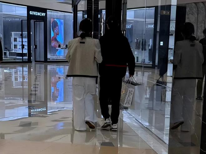 许嵩冯禧被曝秘密结婚！男方家人正筹备婚礼，妈妈曾点赞催婚评论