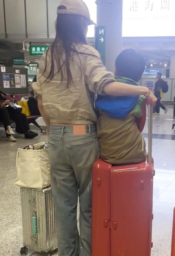 36岁杨颖现状曝光！带儿子去香港定居，机场独自拎行李背影狼狈
