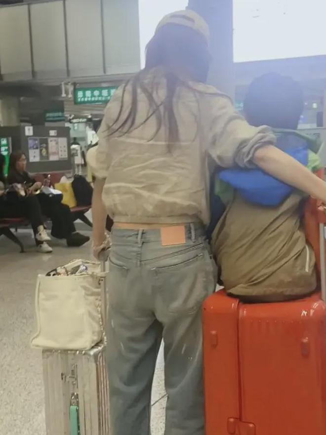 36岁杨颖现状曝光！带儿子去香港定居，机场独自拎行李背影狼狈
