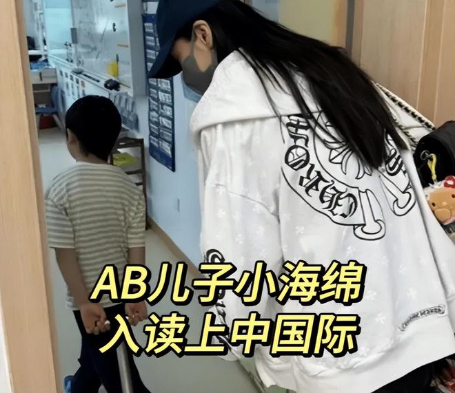 36岁杨颖现状曝光！带儿子去香港定居，机场独自拎行李背影狼狈
