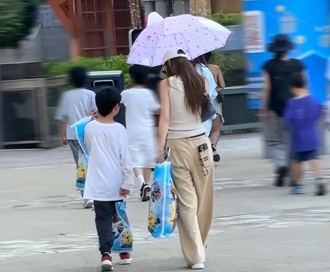 36岁杨颖现状曝光！带儿子去香港定居，机场独自拎行李背影狼狈