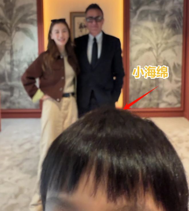 36岁杨颖现状曝光！带儿子去香港定居，机场独自拎行李背影狼狈