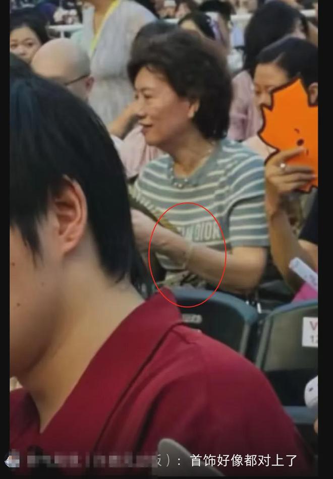 冯禧与许嵩妈妈同框！两人在男方老家挽手逛街，被曝正在筹办婚礼