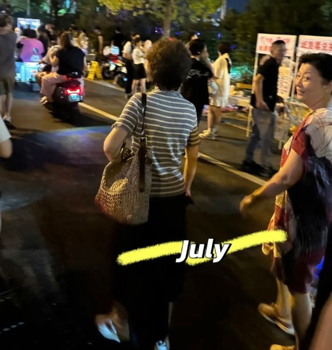 冯禧与许嵩妈妈同框！两人在男方老家挽手逛街，被曝正在筹办婚礼