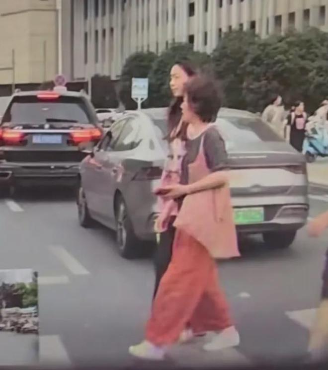 冯禧与许嵩妈妈同框！两人在男方老家挽手逛街，被曝正在筹办婚礼