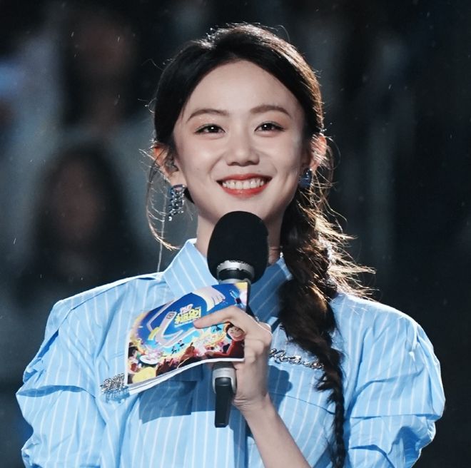 冯禧与许嵩妈妈同框！两人在男方老家挽手逛街，被曝正在筹办婚礼