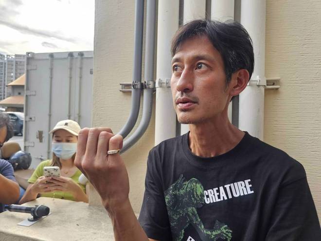 艺人唐治平精神病复发，街上疯狂甩头无人管，又瘦又可怜