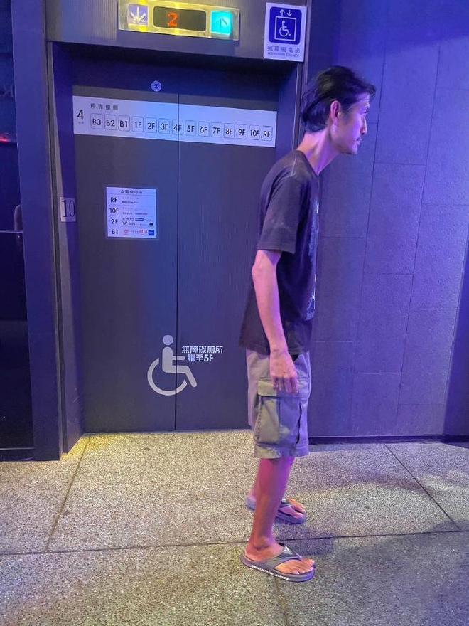 艺人唐治平精神病复发，街上疯狂甩头无人管，又瘦又可怜