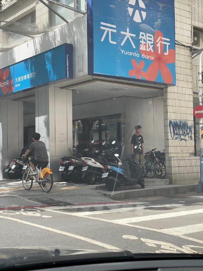 艺人唐治平精神病复发，街上疯狂甩头无人管，又瘦又可怜
