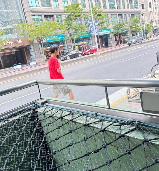 艺人唐治平精神病复发，街上疯狂甩头无人管，又瘦又可怜