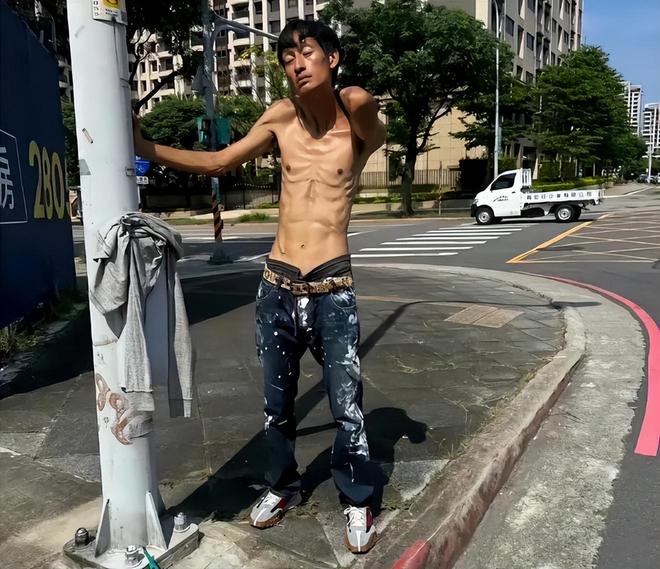 艺人唐治平精神病复发，街上疯狂甩头无人管，又瘦又可怜