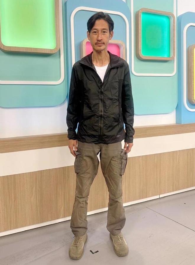 艺人唐治平精神病复发，街上疯狂甩头无人管，又瘦又可怜