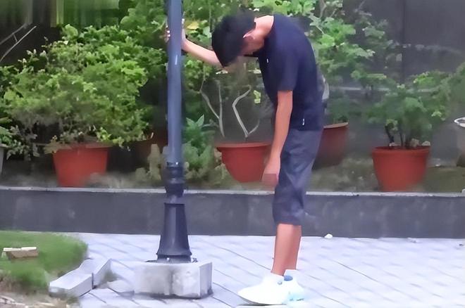 艺人唐治平精神病复发，街上疯狂甩头无人管，又瘦又可怜