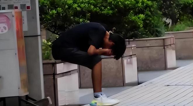 艺人唐治平精神病复发，街上疯狂甩头无人管，又瘦又可怜