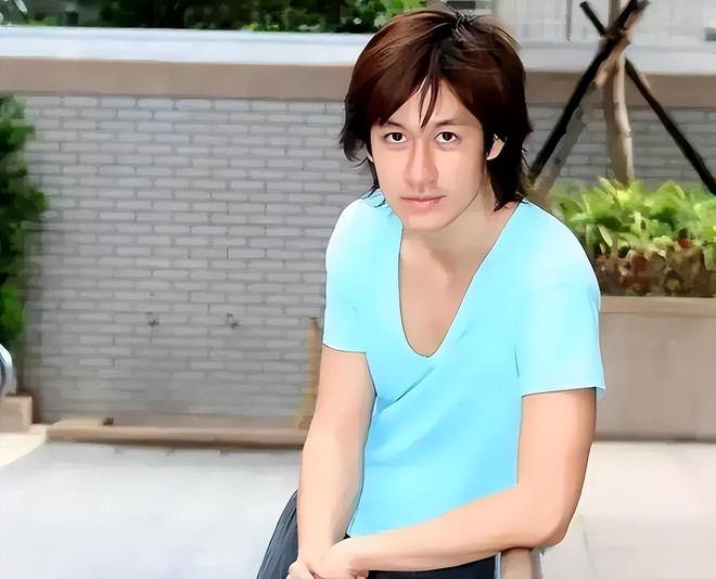 艺人唐治平精神病复发，街上疯狂甩头无人管，又瘦又可怜