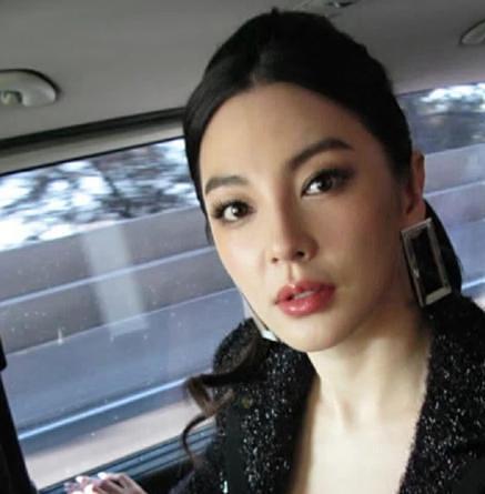 张雨绮和神秘男性同回住处，小男友很贴心，两婚两离后仍相信爱情