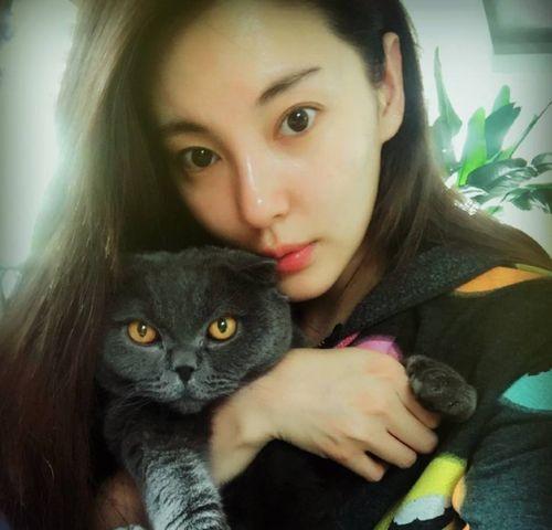 张雨绮和神秘男性同回住处，小男友很贴心，两婚两离后仍相信爱情