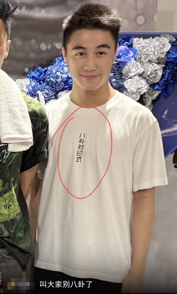 不伦风波后何猷君首现身！和妻子奚梦瑶同进同出，穿衣细节显心境