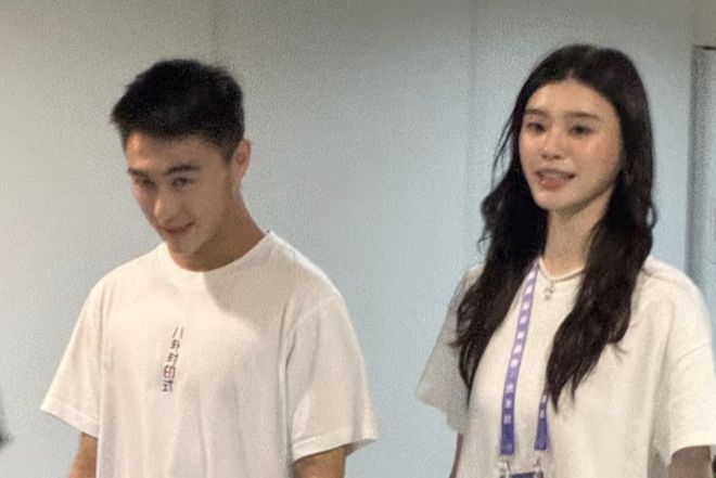 不伦风波后何猷君首现身！和妻子奚梦瑶同进同出，穿衣细节显心境