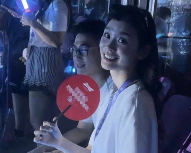 不伦风波后何猷君首现身！和妻子奚梦瑶同进同出，穿衣细节显心境
