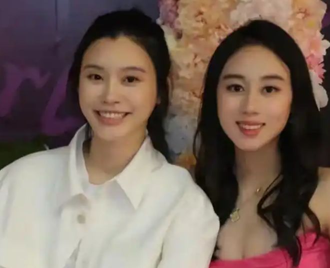 不伦风波后何猷君首现身！和妻子奚梦瑶同进同出，穿衣细节显心境