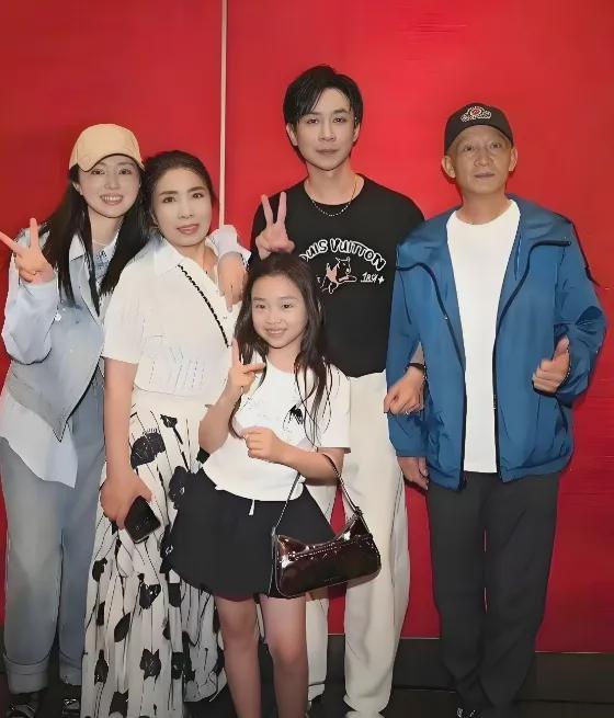 董璇张维伊因结账争吵！朋友倒油大男子主义，李维嘉吐槽爱面子