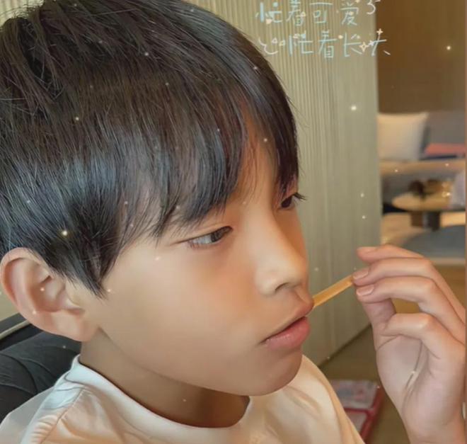 11岁小玥儿正脸曝光！居家吃雪糕悠闲自在，五官神态简直大S翻版