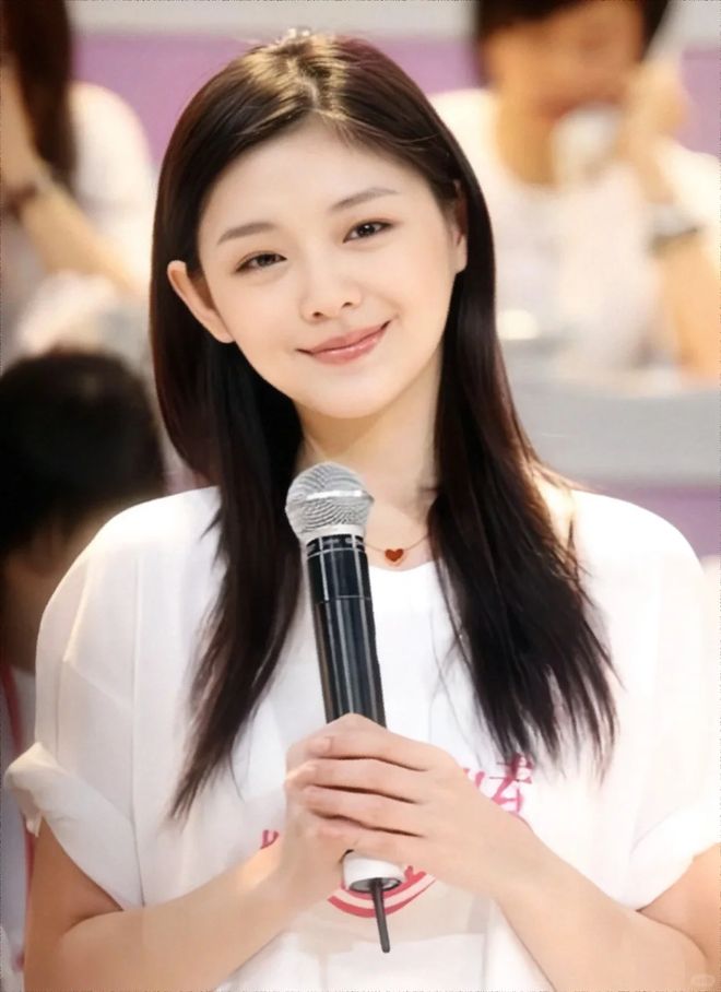 11岁小玥儿正脸曝光！居家吃雪糕悠闲自在，五官神态简直大S翻版