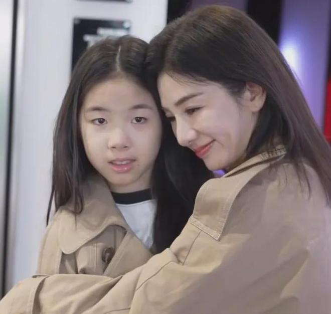 黄奕嘲讽网友惹众怒，放话前夫贩毒与女儿无关，遭抵制破防删评